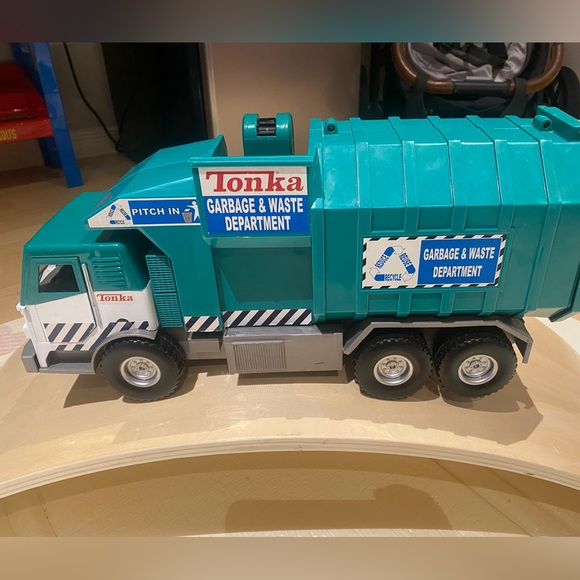 Tonka Large Realistic Garbage Truck Kids Toy - Picture 4 of 4